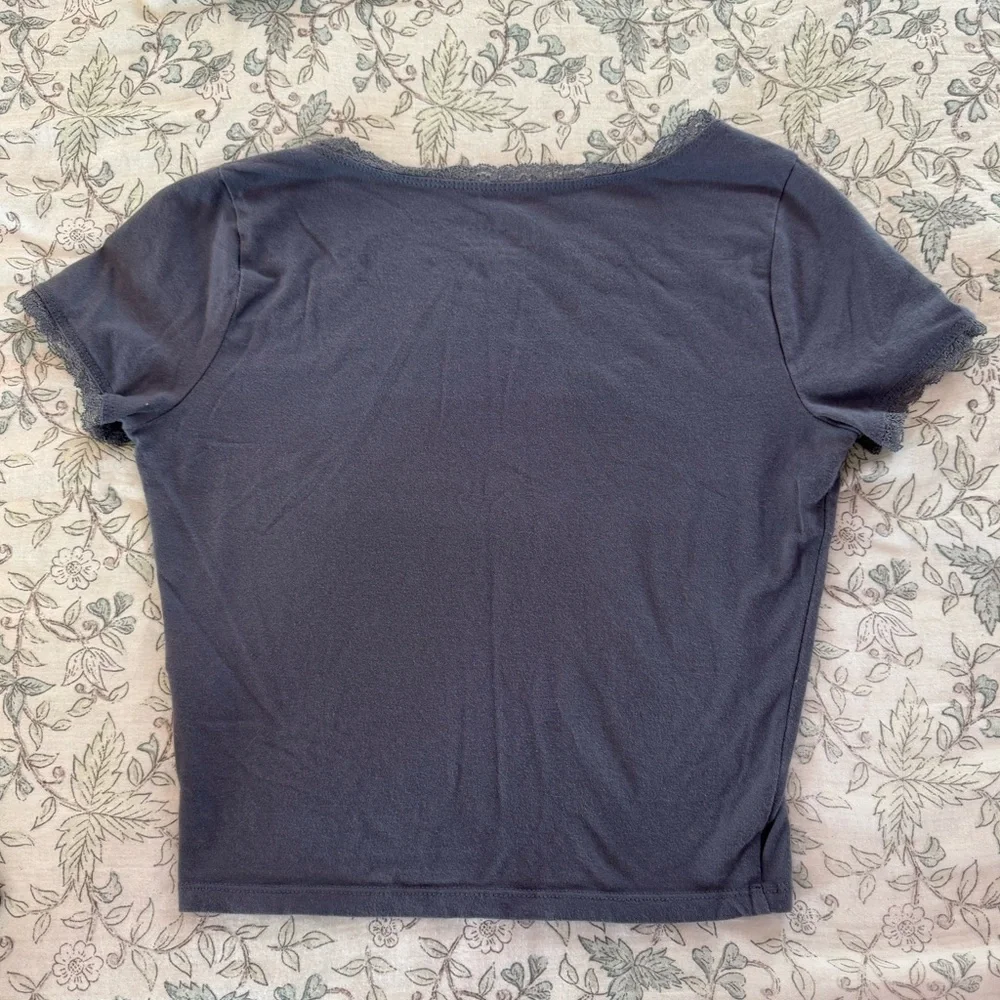 Hollister Women's Greyish-Purple lace detail baby tee - Picture 2 of 4